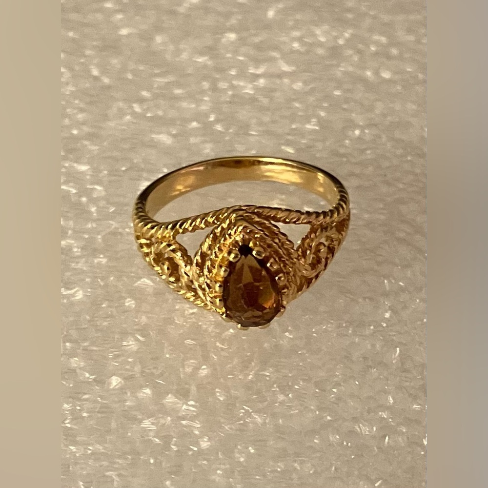Beautiful vintage gold tone ring by Avon.topaz colored stone